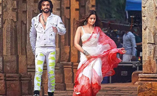 Nude Images Of Alia Bhat - Karan Johar brings the desi family drama into the woke era with the funny  and moving 'Rocky Aur Rani Kii Prem Kahani', with Ranveer Singh and Alia  Bhatt in top form |
